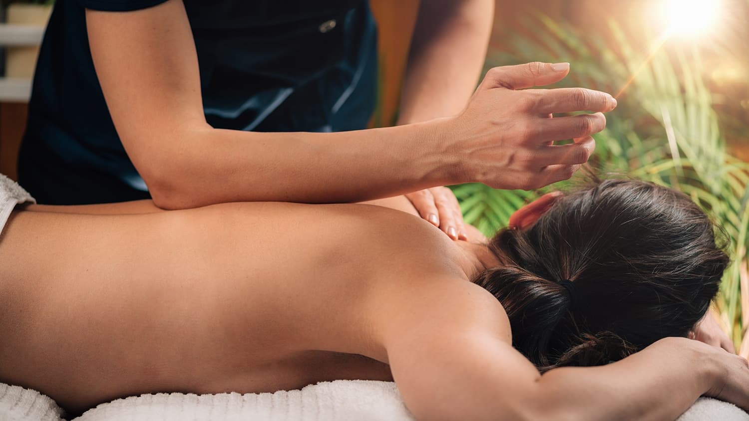 Deep,Tissue,Massage,Therapy.,Therapist,Massaging,Womanís,Back,,Using,Elbow